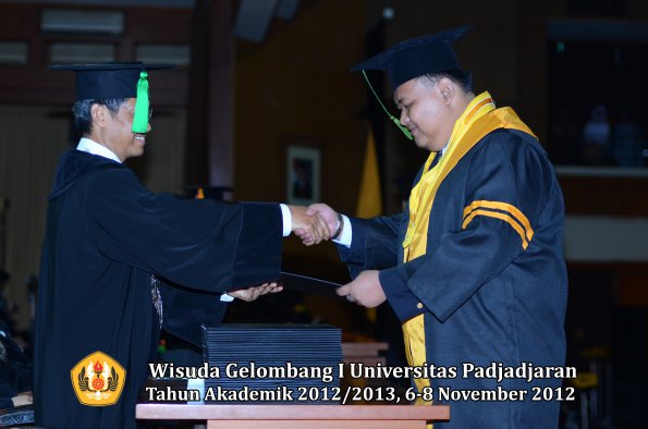 wisuda-unpad-gel-i-ta-2012_2013-fakultas-kedokteran-oleh-dekan-017