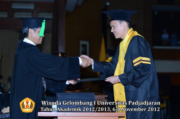 wisuda-unpad-gel-i-ta-2012_2013-fakultas-kedokteran-oleh-dekan-021