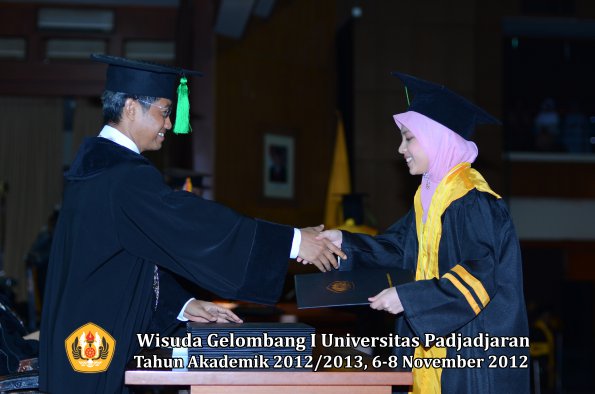 wisuda-unpad-gel-i-ta-2012_2013-fakultas-kedokteran-oleh-dekan-032