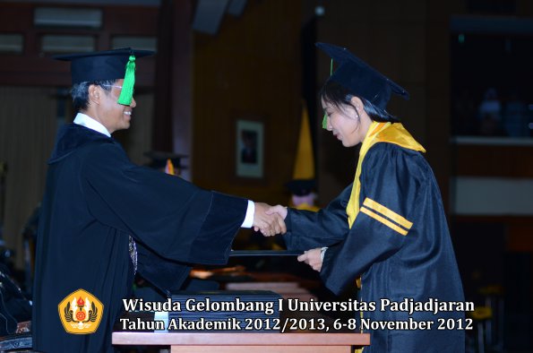 wisuda-unpad-gel-i-ta-2012_2013-fakultas-kedokteran-oleh-dekan-033