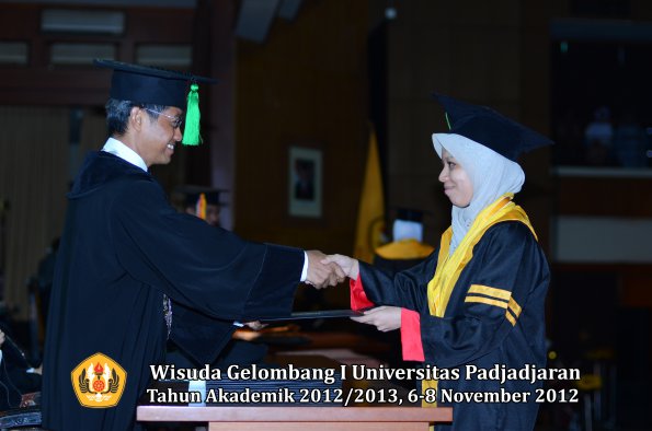 wisuda-unpad-gel-i-ta-2012_2013-fakultas-kedokteran-oleh-dekan-040