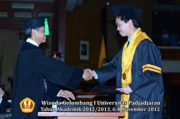 wisuda-unpad-gel-i-ta-2012_2013-fakultas-kedokteran-oleh-dekan-045