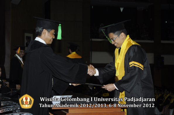 wisuda-unpad-gel-i-ta-2012_2013-fakultas-kedokteran-oleh-dekan-046