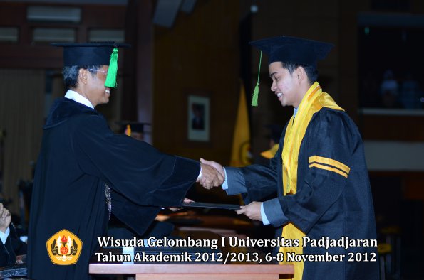 wisuda-unpad-gel-i-ta-2012_2013-fakultas-kedokteran-oleh-dekan-047