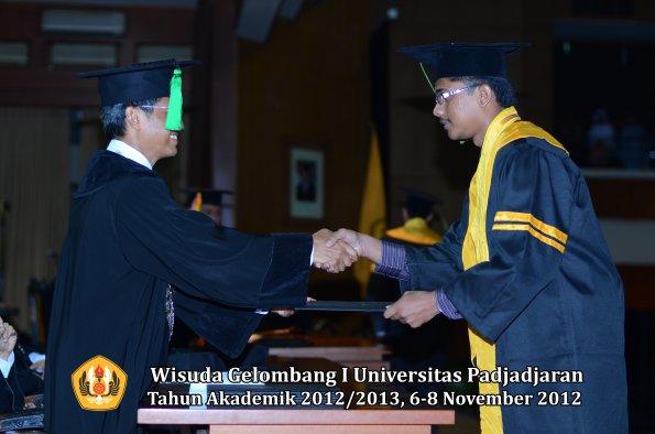 wisuda-unpad-gel-i-ta-2012_2013-fakultas-kedokteran-oleh-dekan-048