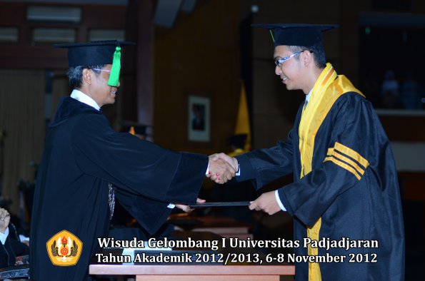 wisuda-unpad-gel-i-ta-2012_2013-fakultas-kedokteran-oleh-dekan-049