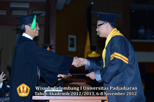 wisuda-unpad-gel-i-ta-2012_2013-fakultas-kedokteran-oleh-dekan-050