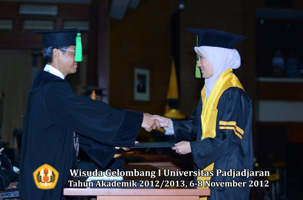 wisuda-unpad-gel-i-ta-2012_2013-fakultas-kedokteran-oleh-dekan-051