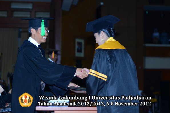 wisuda-unpad-gel-i-ta-2012_2013-fakultas-kedokteran-oleh-dekan-053