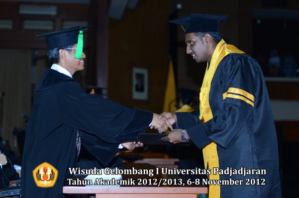 wisuda-unpad-gel-i-ta-2012_2013-fakultas-kedokteran-oleh-dekan-054