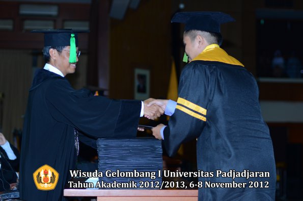 wisuda-unpad-gel-i-ta-2012_2013-fakultas-kedokteran-oleh-dekan-057