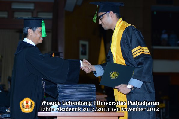 wisuda-unpad-gel-i-ta-2012_2013-fakultas-kedokteran-oleh-dekan-062