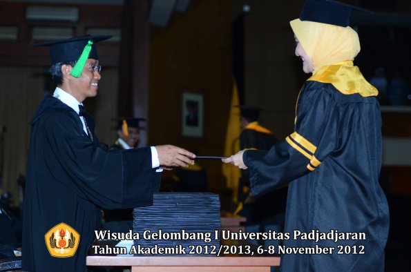 wisuda-unpad-gel-i-ta-2012_2013-fakultas-kedokteran-oleh-dekan-063