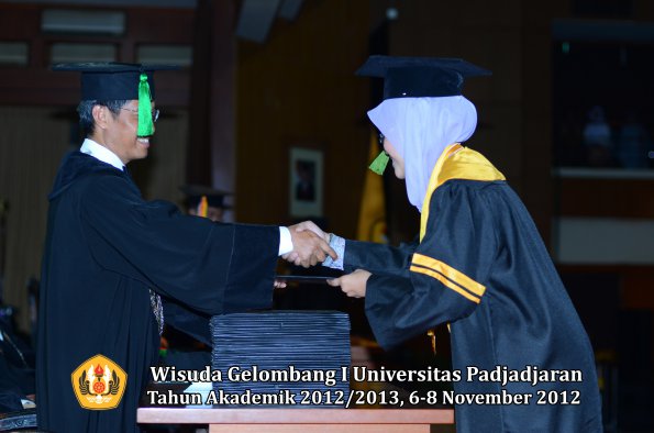 wisuda-unpad-gel-i-ta-2012_2013-fakultas-kedokteran-oleh-dekan-065