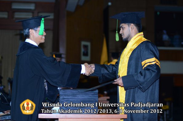 wisuda-unpad-gel-i-ta-2012_2013-fakultas-kedokteran-oleh-dekan-069