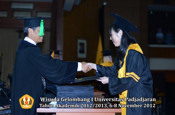 wisuda-unpad-gel-i-ta-2012_2013-fakultas-kedokteran-oleh-dekan-071