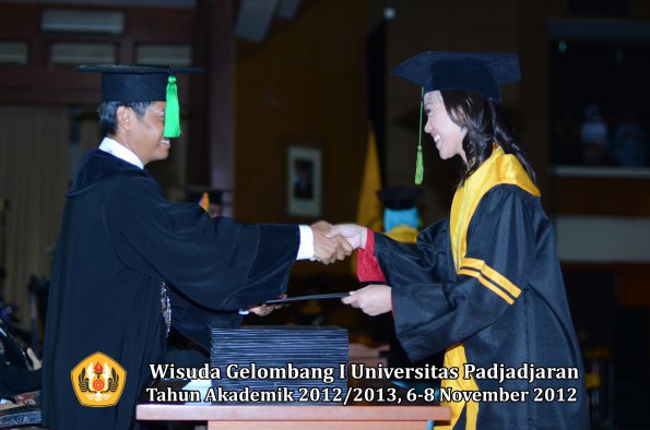 wisuda-unpad-gel-i-ta-2012_2013-fakultas-kedokteran-oleh-dekan-075