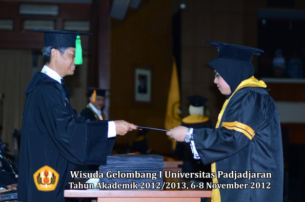 wisuda-unpad-gel-i-ta-2012_2013-fakultas-kedokteran-oleh-dekan-077