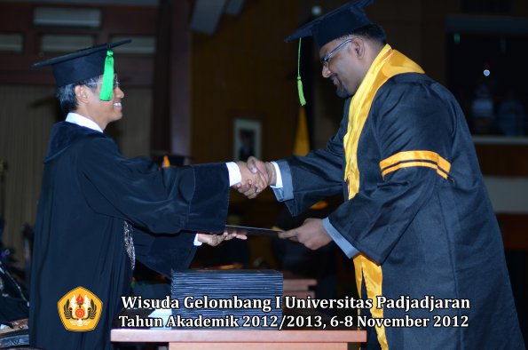 wisuda-unpad-gel-i-ta-2012_2013-fakultas-kedokteran-oleh-dekan-078