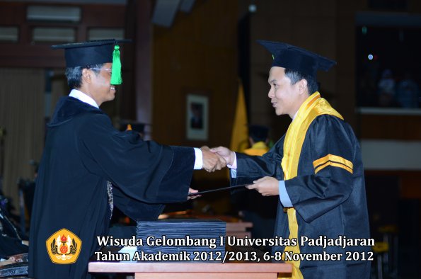 wisuda-unpad-gel-i-ta-2012_2013-fakultas-kedokteran-oleh-dekan-082