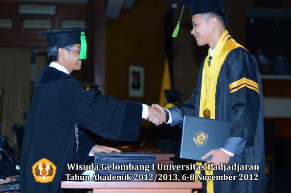 wisuda-unpad-gel-i-ta-2012_2013-fakultas-kedokteran-oleh-dekan-083