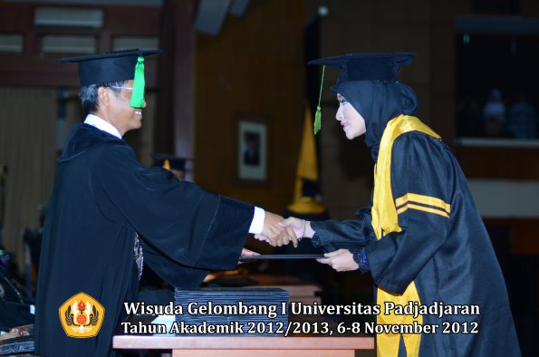 wisuda-unpad-gel-i-ta-2012_2013-fakultas-kedokteran-oleh-dekan-087