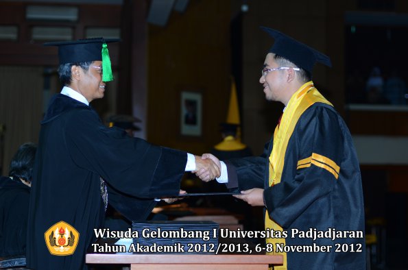 wisuda-unpad-gel-i-ta-2012_2013-fakultas-kedokteran-oleh-dekan-090