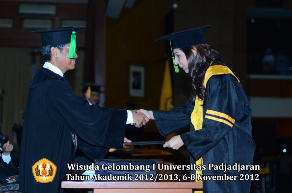 wisuda-unpad-gel-i-ta-2012_2013-fakultas-kedokteran-oleh-dekan-092