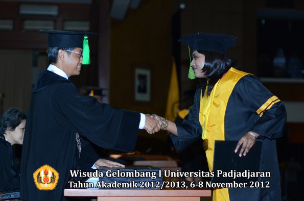 wisuda-unpad-gel-i-ta-2012_2013-fakultas-kedokteran-oleh-dekan-093