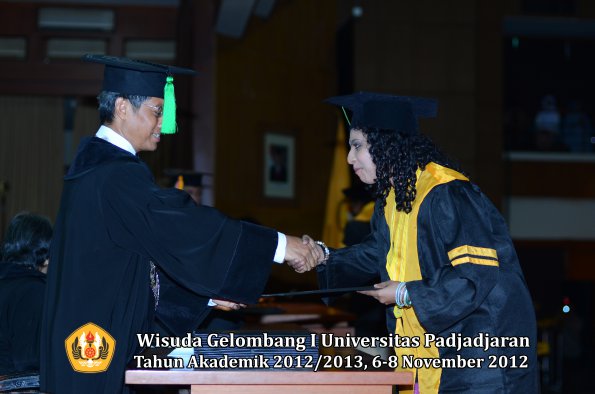 wisuda-unpad-gel-i-ta-2012_2013-fakultas-kedokteran-oleh-dekan-095