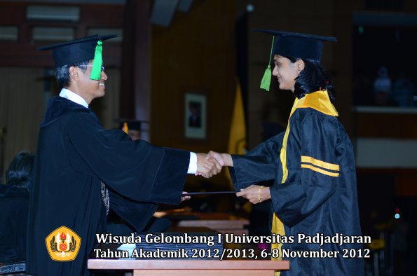 wisuda-unpad-gel-i-ta-2012_2013-fakultas-kedokteran-oleh-dekan-096