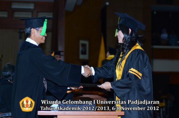 wisuda-unpad-gel-i-ta-2012_2013-fakultas-kedokteran-oleh-dekan-098