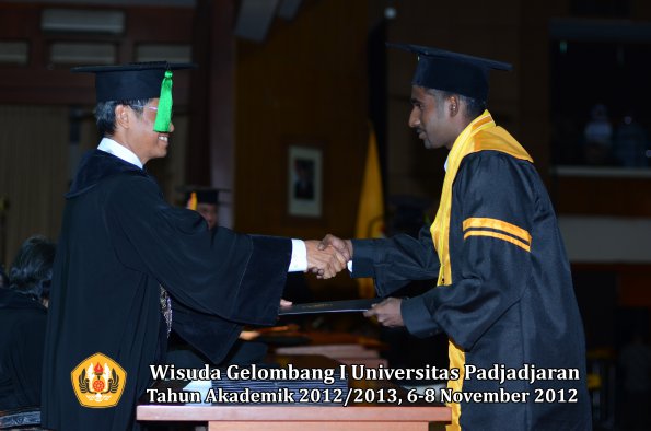 wisuda-unpad-gel-i-ta-2012_2013-fakultas-kedokteran-oleh-dekan-099