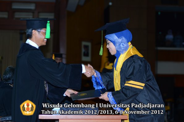 wisuda-unpad-gel-i-ta-2012_2013-fakultas-kedokteran-oleh-dekan-101