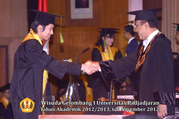 wisuda-unpad-gel-i-ta-2012_2013-fakultas-kedokteran-oleh-rektor-009