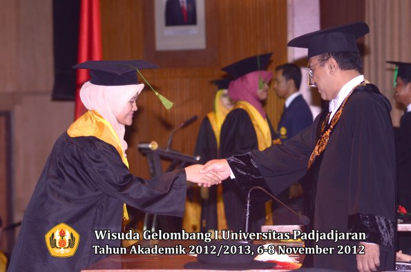 wisuda-unpad-gel-i-ta-2012_2013-fakultas-kedokteran-oleh-rektor-025