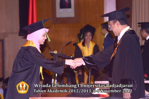 wisuda-unpad-gel-i-ta-2012_2013-fakultas-kedokteran-oleh-rektor-032