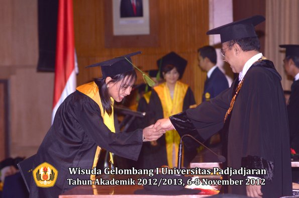 wisuda-unpad-gel-i-ta-2012_2013-fakultas-kedokteran-oleh-rektor-033