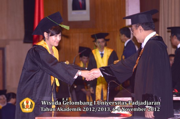 wisuda-unpad-gel-i-ta-2012_2013-fakultas-kedokteran-oleh-rektor-034