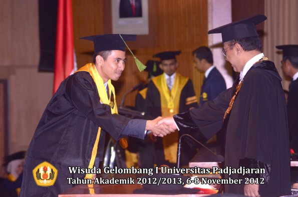 wisuda-unpad-gel-i-ta-2012_2013-fakultas-kedokteran-oleh-rektor-035