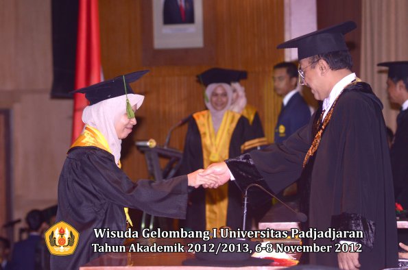 wisuda-unpad-gel-i-ta-2012_2013-fakultas-kedokteran-oleh-rektor-040