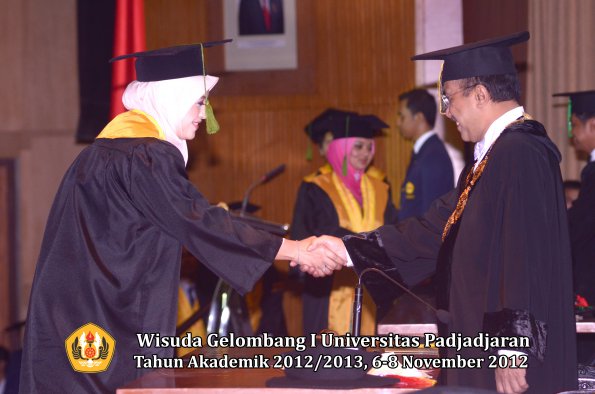 wisuda-unpad-gel-i-ta-2012_2013-fakultas-kedokteran-oleh-rektor-042