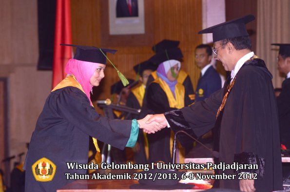 wisuda-unpad-gel-i-ta-2012_2013-fakultas-kedokteran-oleh-rektor-043