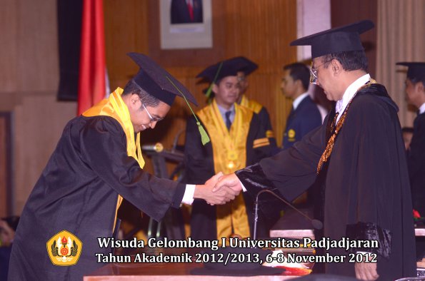 wisuda-unpad-gel-i-ta-2012_2013-fakultas-kedokteran-oleh-rektor-046