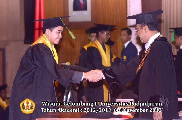 wisuda-unpad-gel-i-ta-2012_2013-fakultas-kedokteran-oleh-rektor-047