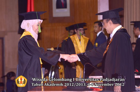 wisuda-unpad-gel-i-ta-2012_2013-fakultas-kedokteran-oleh-rektor-051