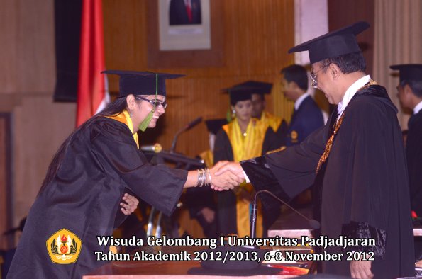 wisuda-unpad-gel-i-ta-2012_2013-fakultas-kedokteran-oleh-rektor-052