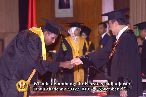 wisuda-unpad-gel-i-ta-2012_2013-fakultas-kedokteran-oleh-rektor-054