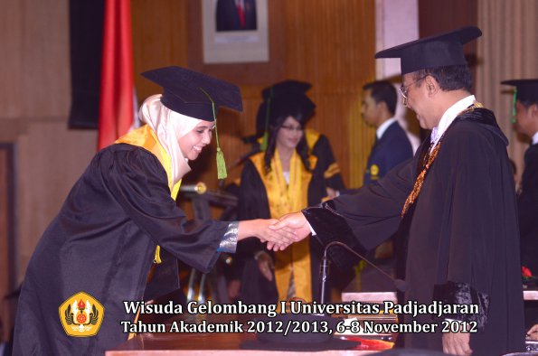 wisuda-unpad-gel-i-ta-2012_2013-fakultas-kedokteran-oleh-rektor-055