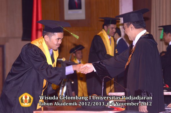 wisuda-unpad-gel-i-ta-2012_2013-fakultas-kedokteran-oleh-rektor-057